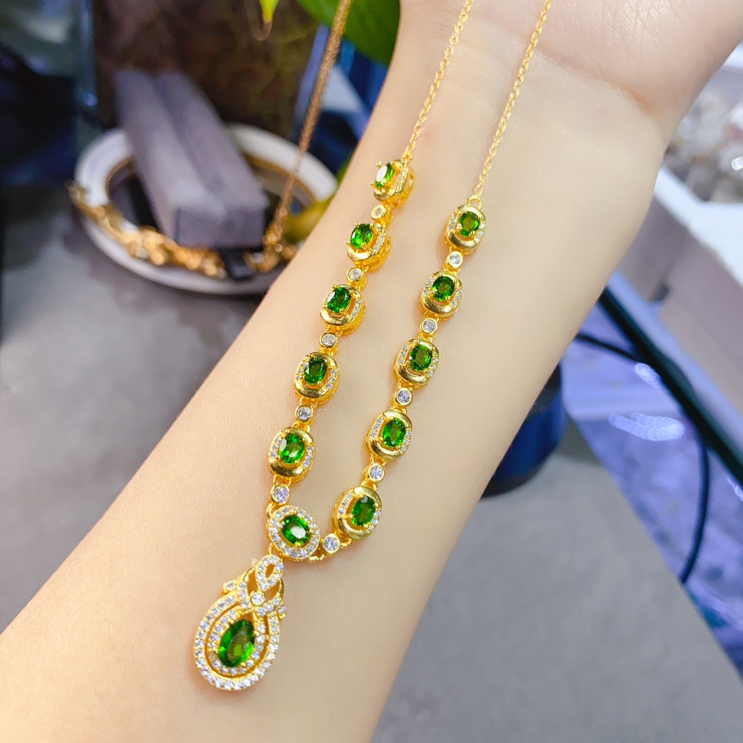 The natural diopside necklace has arrived